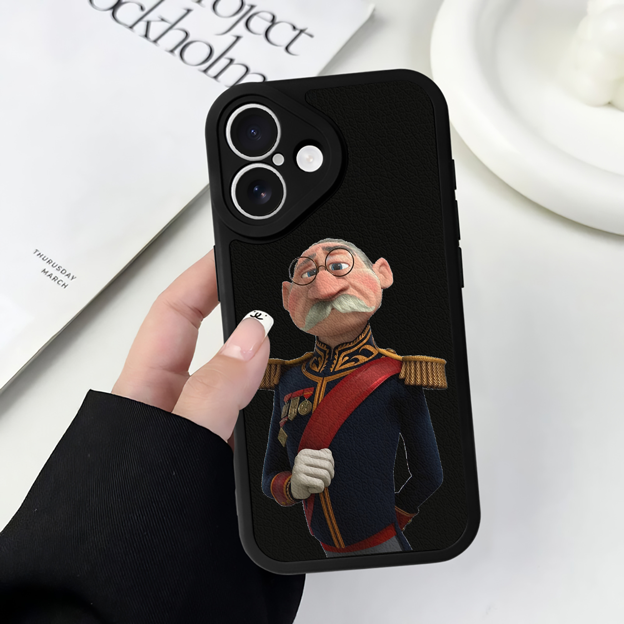 （画像用） アナと雪の女王 アンナ エルサ Frozen Anna Elsa 【iPhone 16シリーズ対応】シリコンスマホケース（レザー調） 材質：シリコン